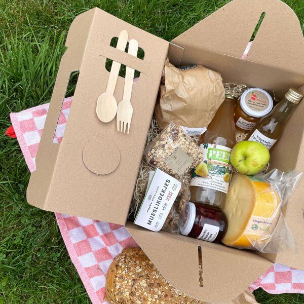 Bauern-Picknickkiste gefüllt mit Sachen aus dem Hofladen